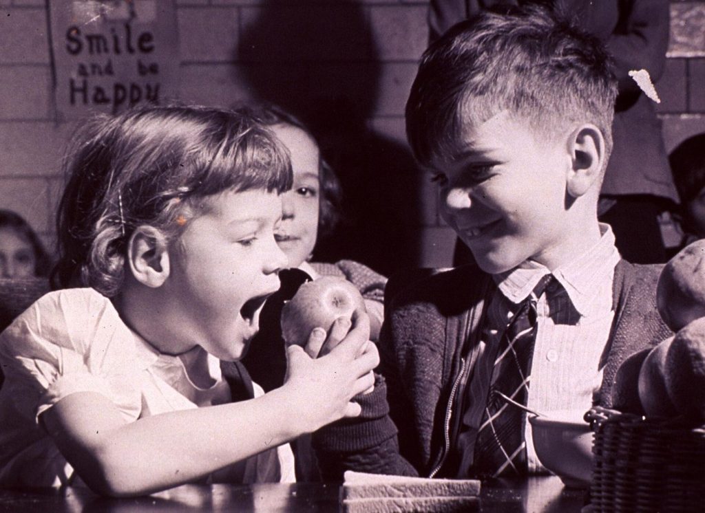 Schools Lengthen Lunchtimes So Children Can Eat Properly children eating lunch in a school cafeteria